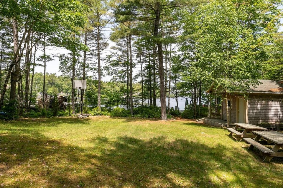 Lakeside Getaway Fox Point Cabin Cabin in Halifax