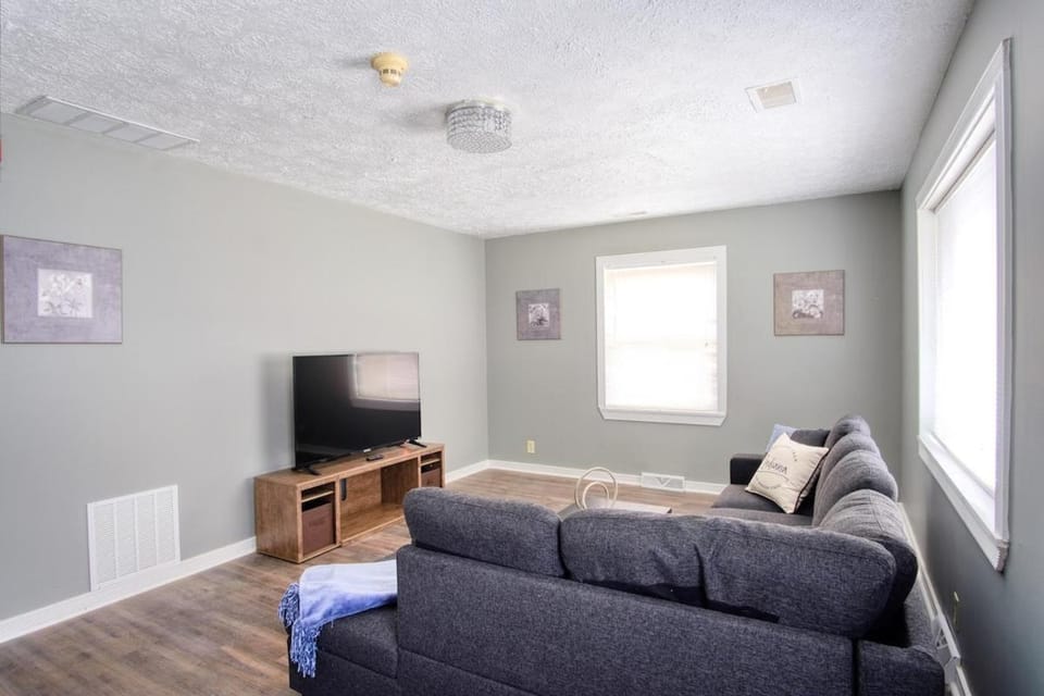 Explore Indy in Perfect Location - Cozy 1BR House in Indianapolis