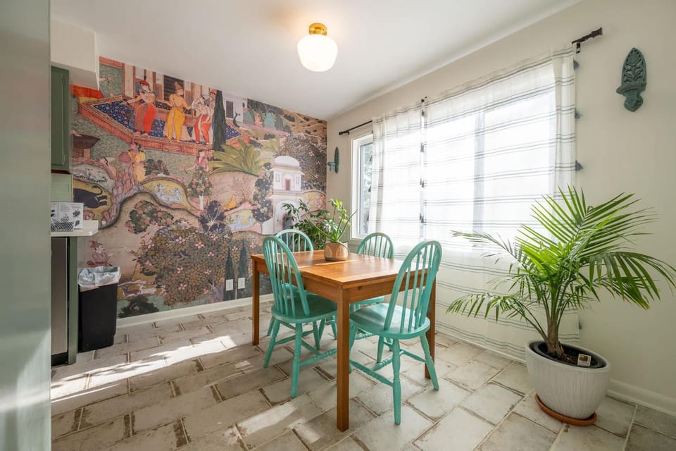 Charming Cottage - Game Room - Yard- Family Friendly House in Indianapolis