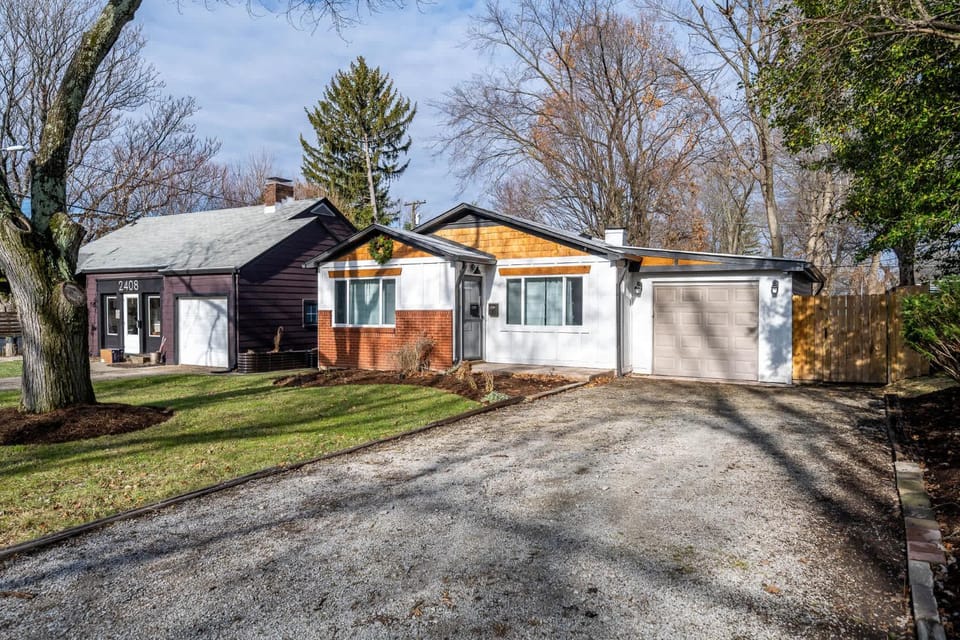 Charming Cottage - Game Room - Yard- Family Friendly House in Indianapolis