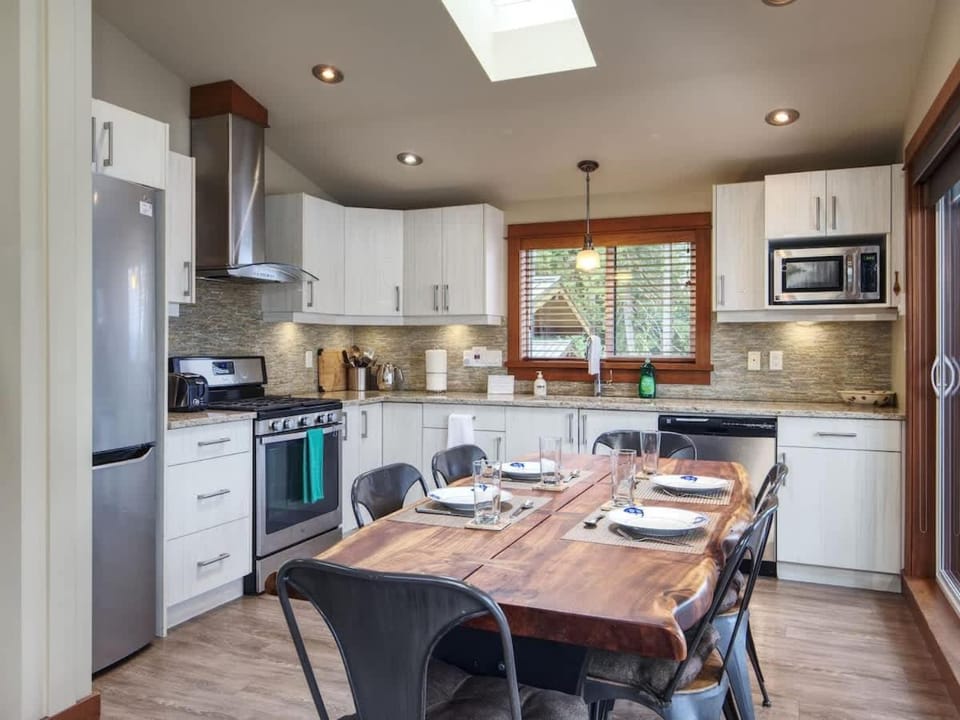 Going Coastal AB - Oceanfront - Pet Friendly House in Cowichan Valley