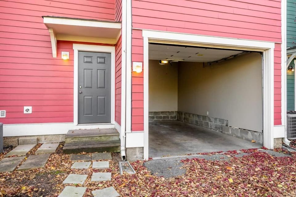Perfect Downtown Location - 3BR - Private Garage - Family Friendly House in Indianapolis