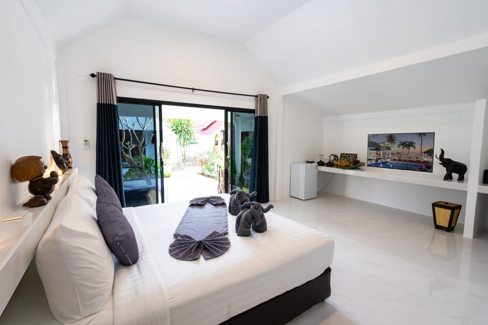 Bed, TV and multimedia, Photo of the whole room, Bedroom, towels