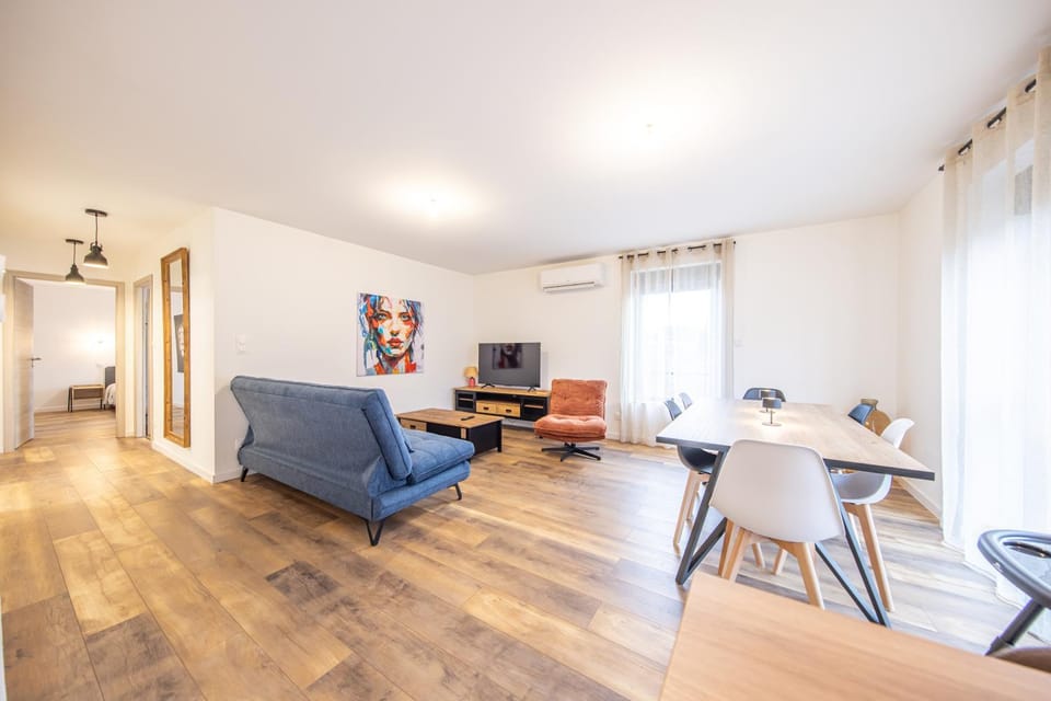 Living room, Seating area, air conditioner, air conditioner