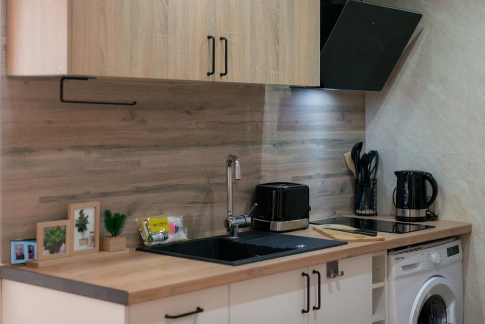 Kitchen or kitchenette, washing machine