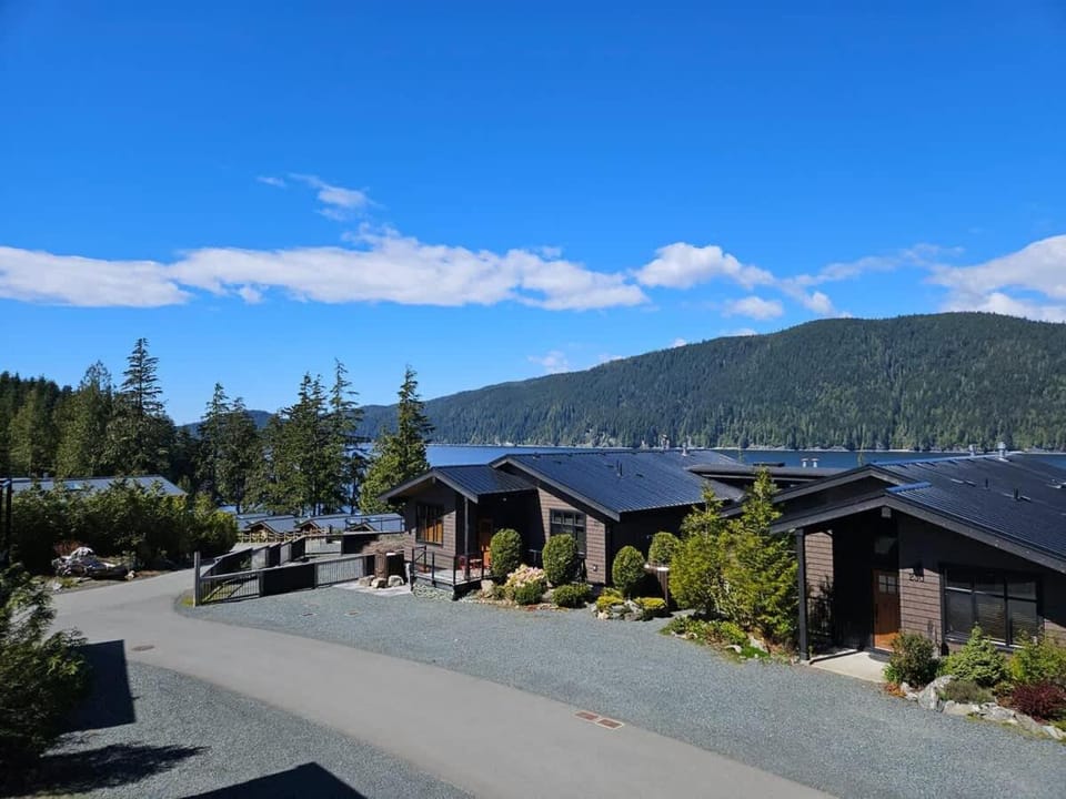 Spacious Oceanview - 2 living rooms & fridges - Pet Friendly House in Cowichan Valley