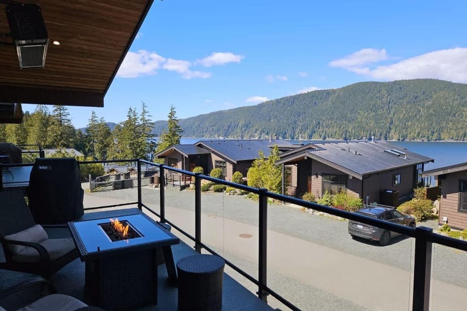 Spacious Oceanview - 2 living rooms & fridges - Pet Friendly House in Cowichan Valley