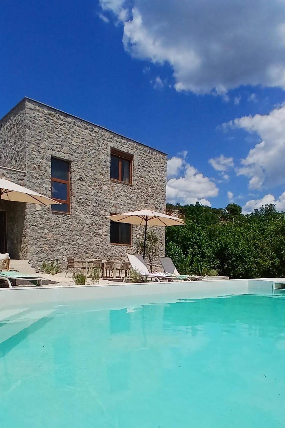Property building, Day, Swimming pool, sunbed