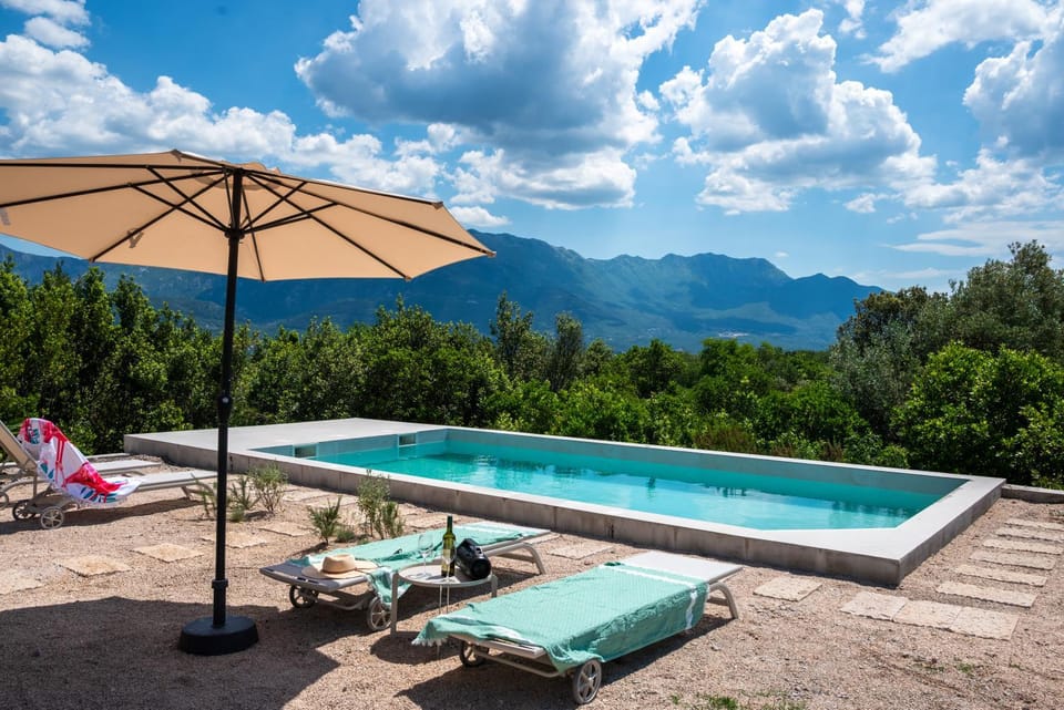 Day, Natural landscape, Mountain view, Pool view, Swimming pool, sunbed