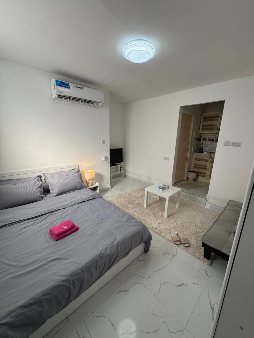 Bed, TV and multimedia, Living room, Photo of the whole room, Seating area, Bedroom, towels, wardrobe, air conditioner