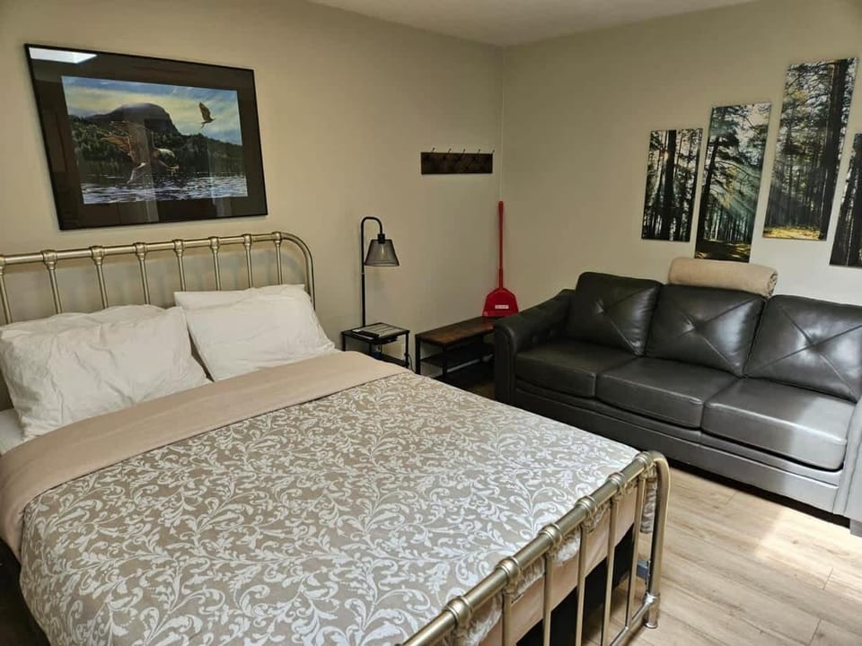 Cozy Rainforest Cottage for 2 - Pet Friendly House in Cowichan Valley