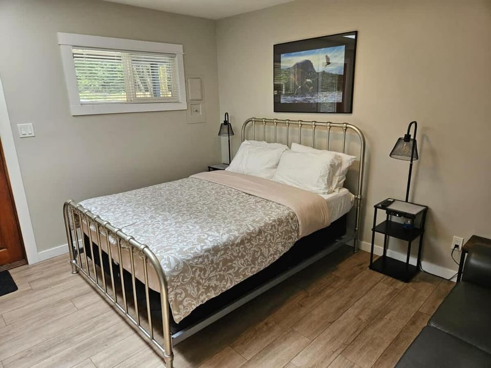 Cozy Rainforest Cottage for 2 - Pet Friendly House in Cowichan Valley