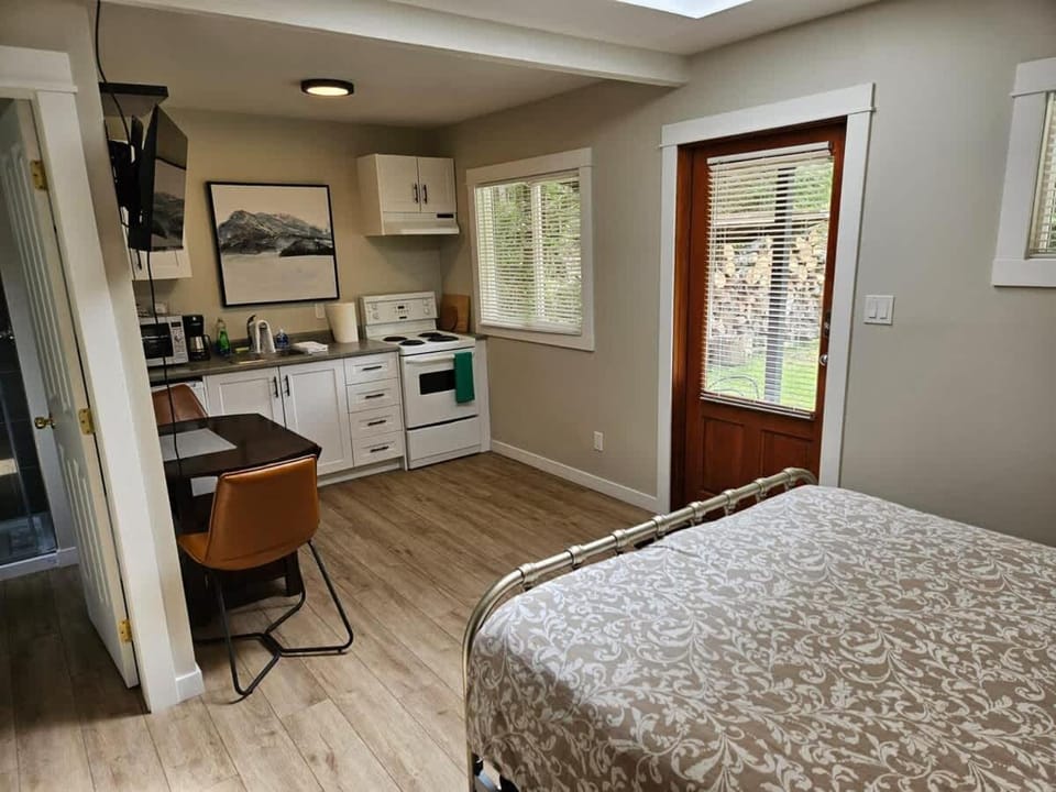 Cozy Rainforest Cottage for 2 - Pet Friendly House in Cowichan Valley