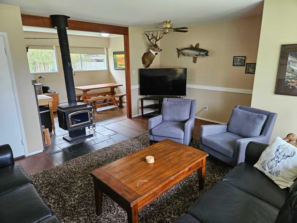 The Outfitter - Garden View - Pet Friendly - Huge yard House in Cowichan Valley