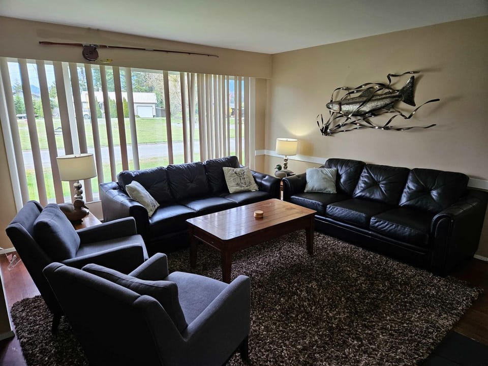 The Outfitter - Garden View - Pet Friendly - Huge yard House in Cowichan Valley