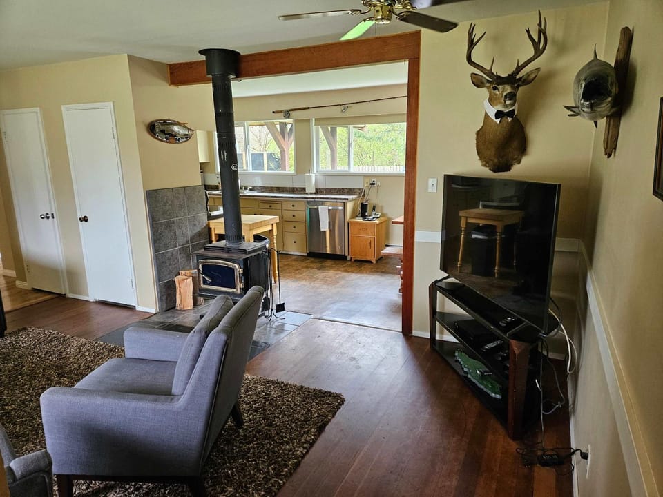 The Outfitter - Garden View - Pet Friendly - Huge yard House in Cowichan Valley
