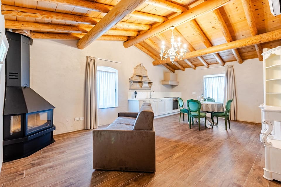 Kitchen or kitchenette, Living room, Seating area, Dining area, fireplace