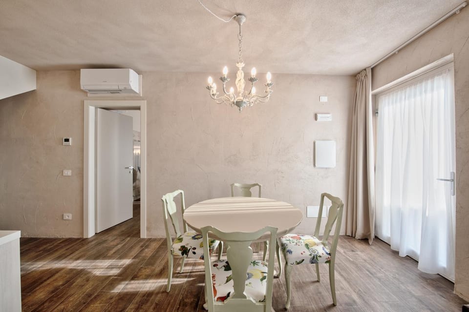 Living room, Seating area, Dining area, air conditioner