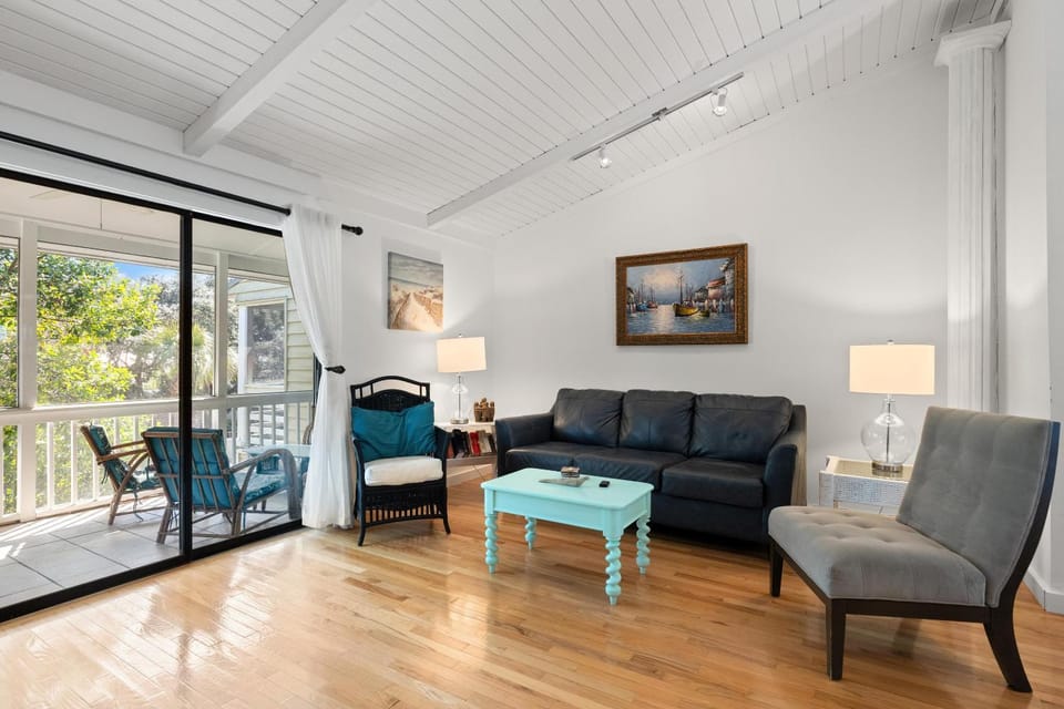 View (from property/room), Balcony/Terrace, Living room, Decorative detail, Seating area