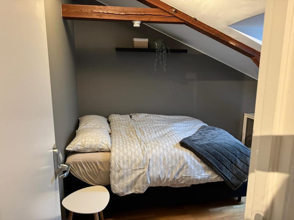 Shower, Toilet, Bed, Other, Bedroom, heating