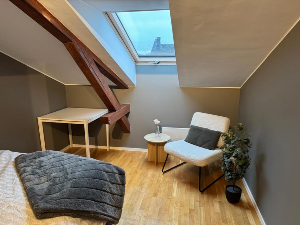 Shower, Toilet, Bed, Bedroom, Supermarket/grocery shop, heating, heating, towels