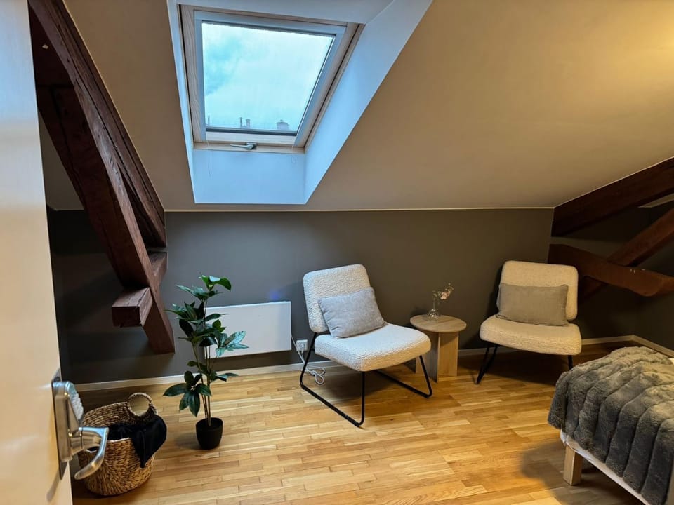 Shower, Toilet, Bed, On-site shops, Bedroom, heating, towels