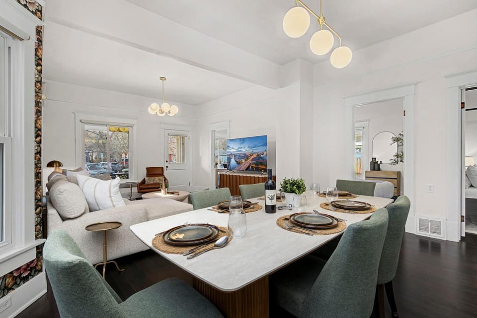 TV and multimedia, Living room, Seating area, Dining area, Street view, furniture