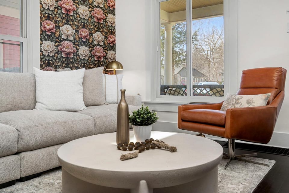 Day, Living room, Seating area, furniture