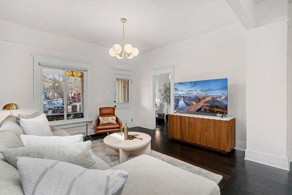 TV and multimedia, Living room, Seating area, Street view, furniture