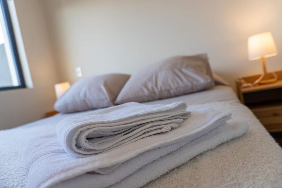 Bed, Bedroom, towels