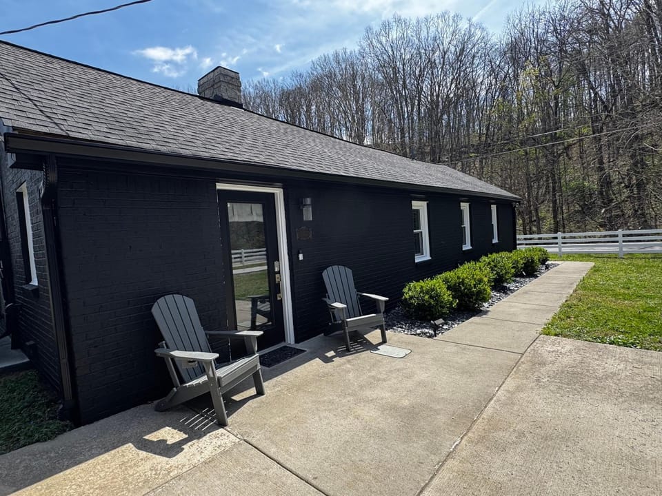 Rose Porch, Historic home on acre lot 25 min from Nashville House in Old Hickory Lake