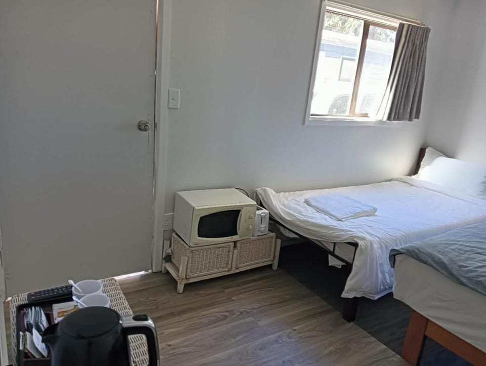1 bedroom serviced garden chalet, 7B Chalet in Rotorua