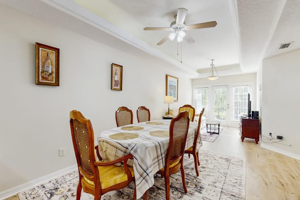 Seating area, Dining area