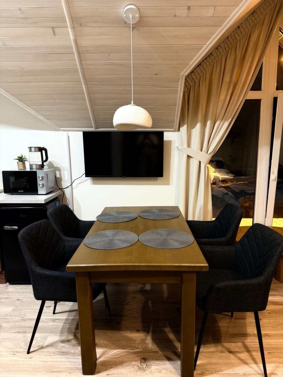 Kitchen or kitchenette, Dining area