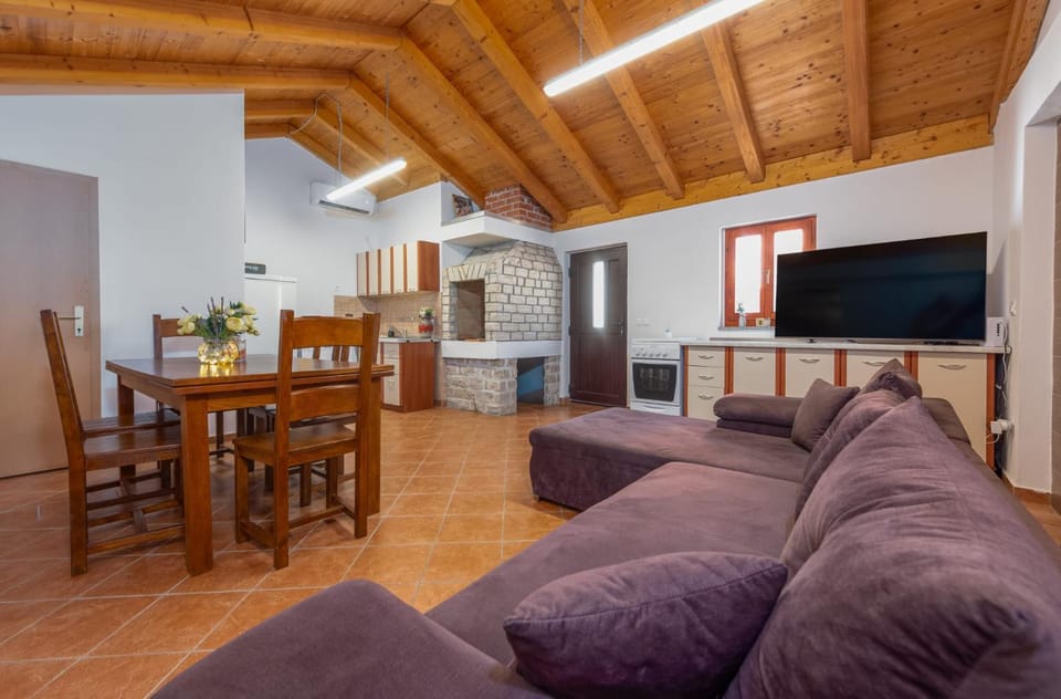 TV and multimedia, Living room, Seating area, Dining area, kitchen