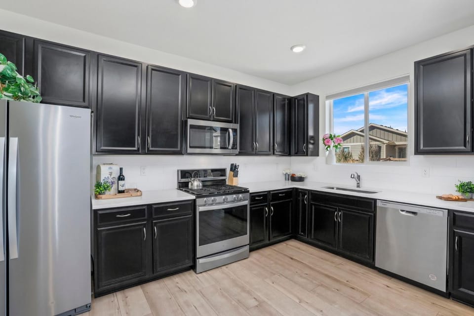 Day, Kitchen or kitchenette, furniture, microwave, oven, stove