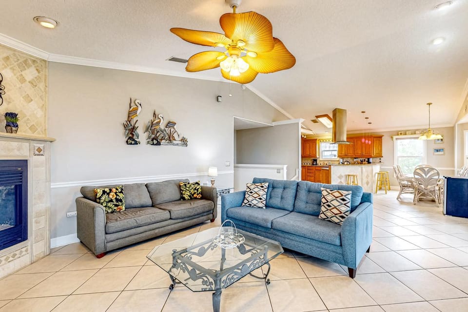 Kitchen or kitchenette, Living room, Seating area