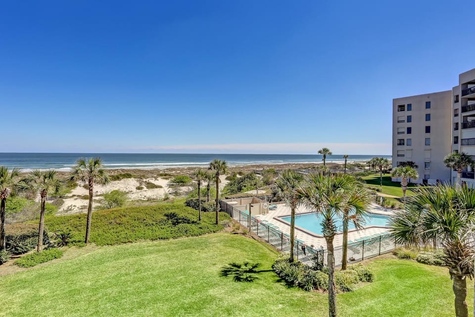 Property building, Day, Natural landscape, Beach, Pool view, Sea view, Swimming pool, Swimming pool, sunbed