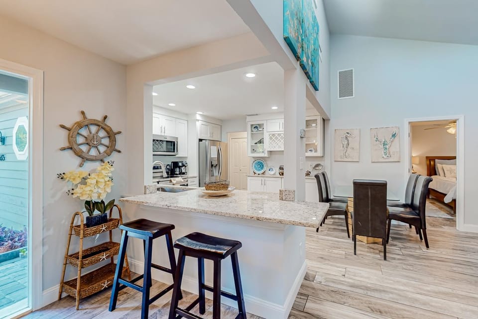 Kitchen or kitchenette, Dining area, minibar, stove