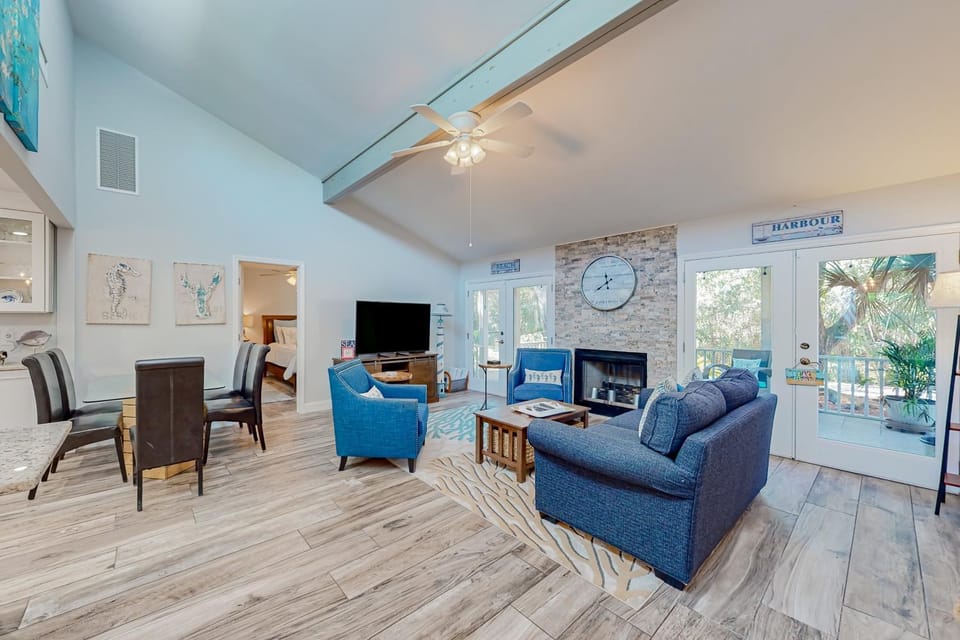 TV and multimedia, Living room, Seating area, fireplace