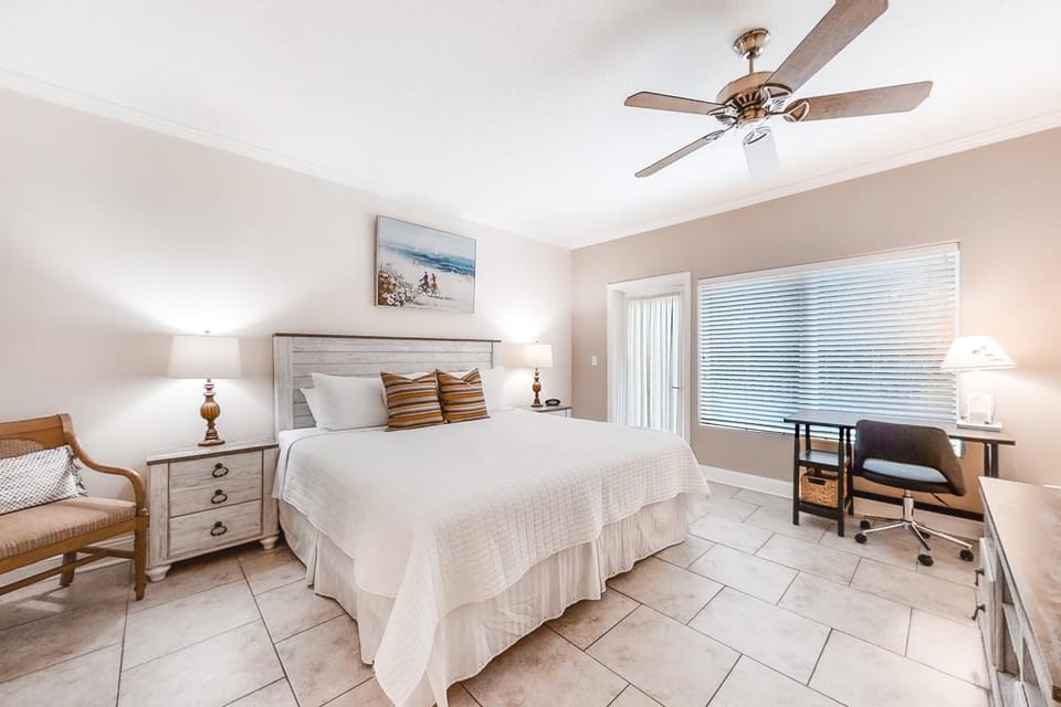 Bed, Seating area, Bedroom