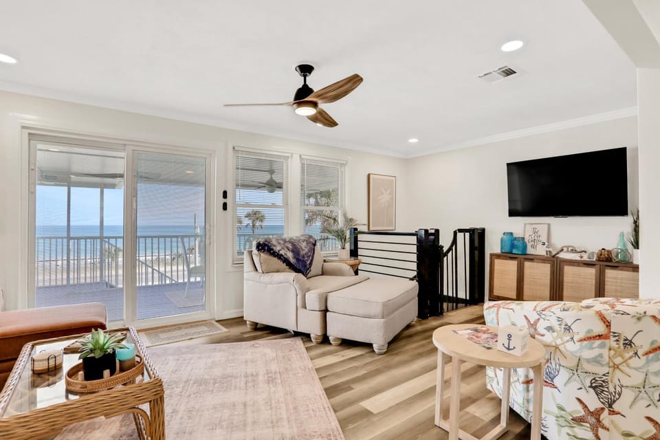 TV and multimedia, View (from property/room), Seating area, Sea view