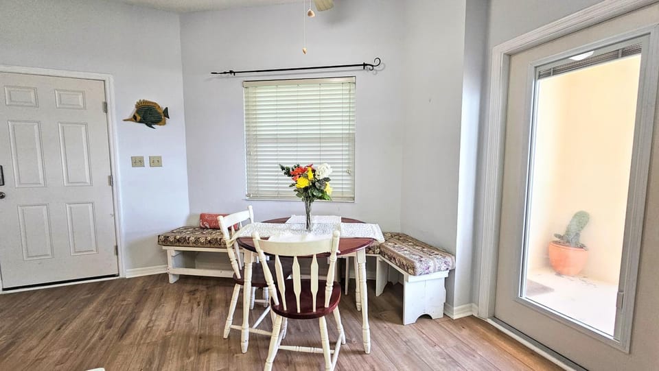 Seating area, Dining area