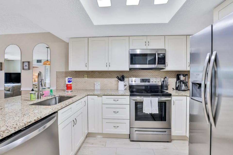 Coffee/tea facilities, Kitchen or kitchenette, oven, stove