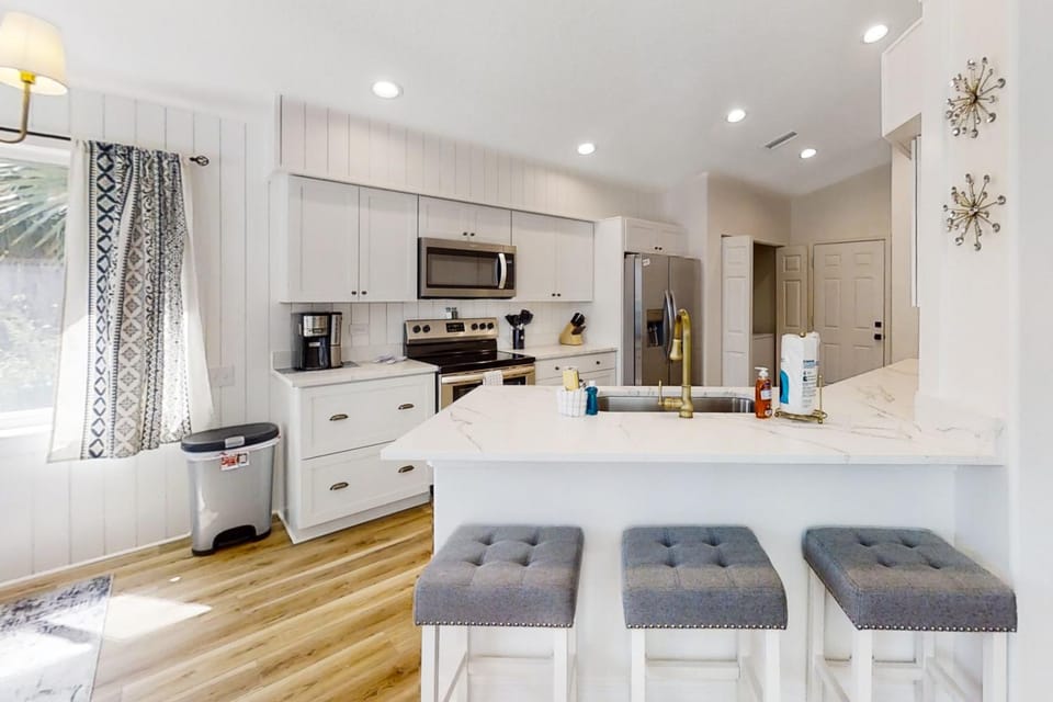 Coffee/tea facilities, Kitchen or kitchenette, oven, stove, kitchen