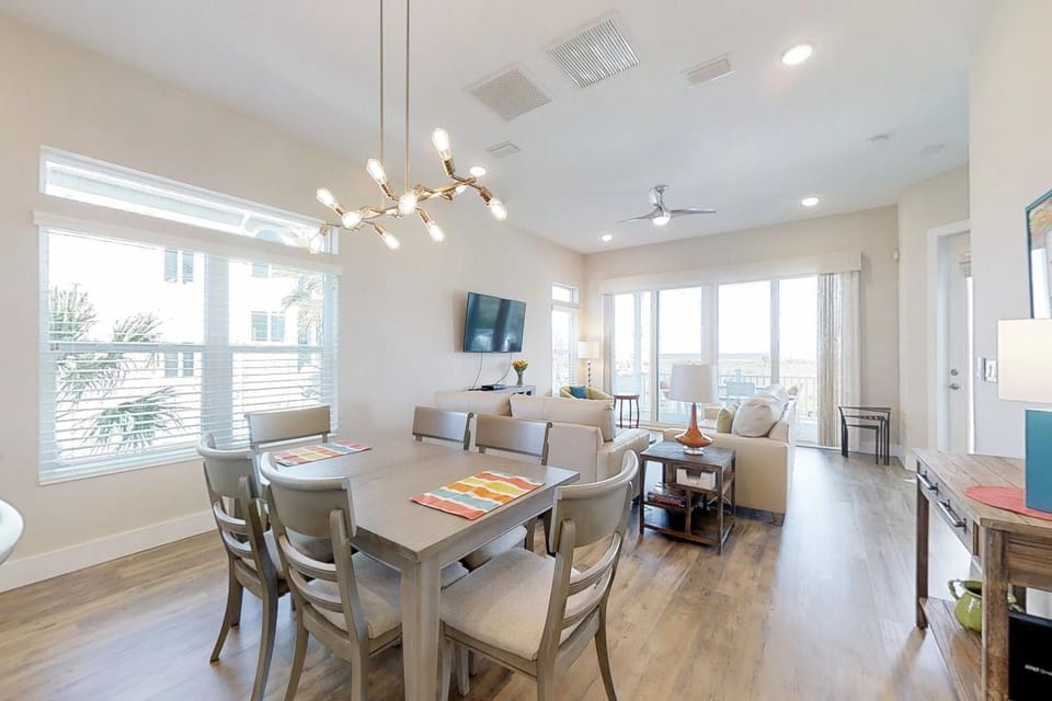 TV and multimedia, Seating area, Dining area