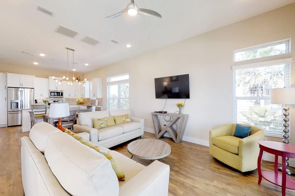 TV and multimedia, Kitchen or kitchenette, Living room, Seating area, Dining area, oven