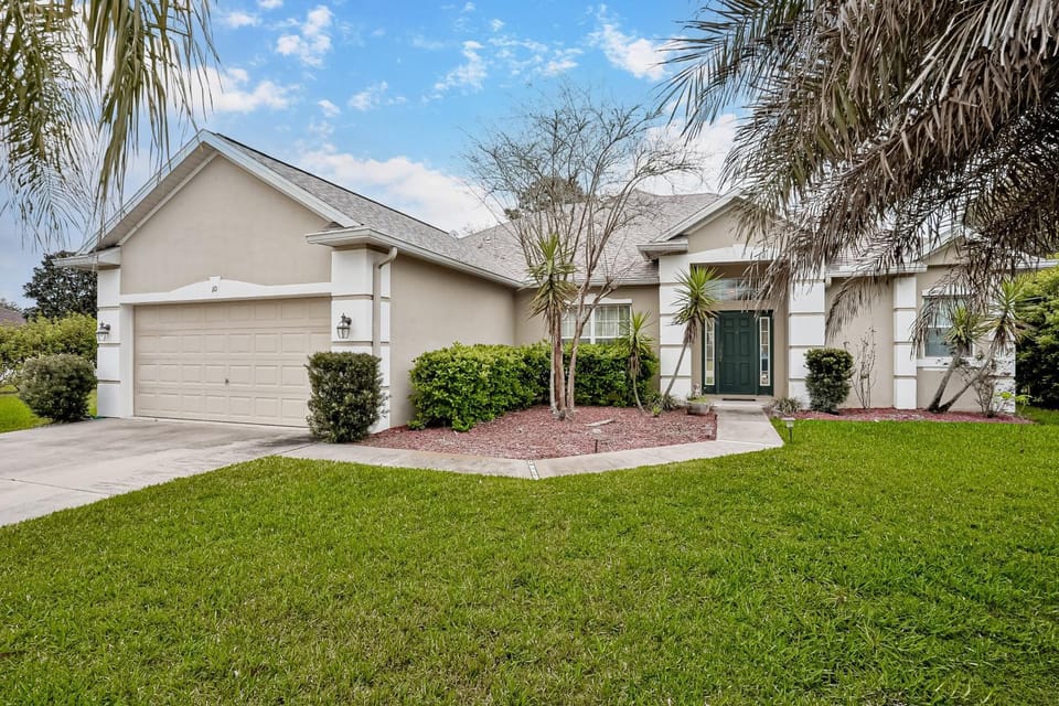 Property building, Facade/entrance, Day, Garden