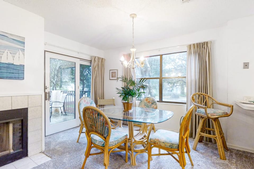 Seating area, Dining area