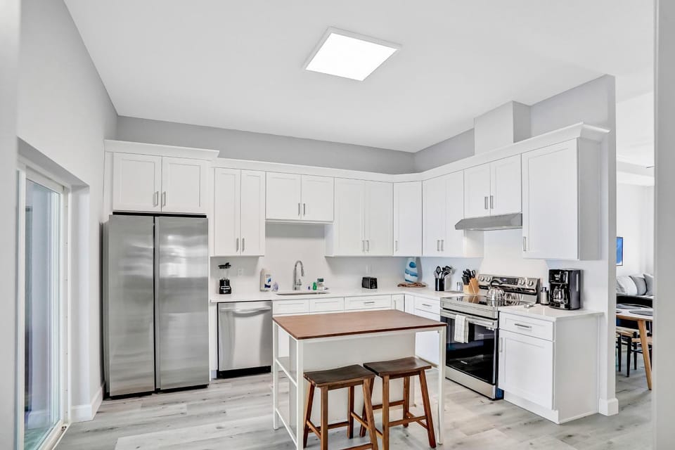 Coffee/tea facilities, Kitchen or kitchenette, oven, stove, toaster